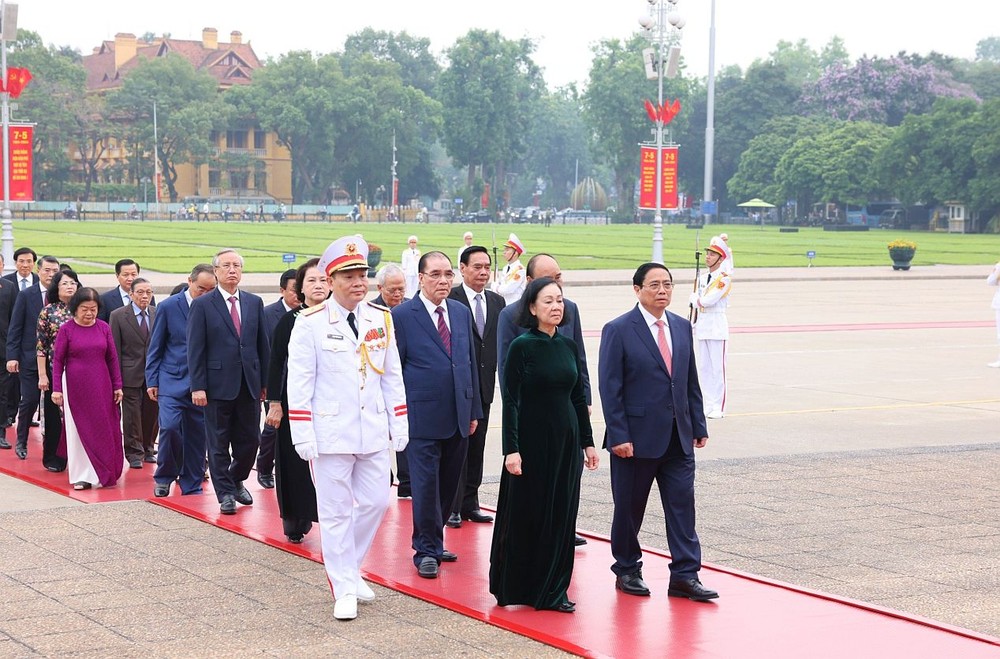党政领导人值奠边府大捷70週年纪念晋谒胡志明主席陵。