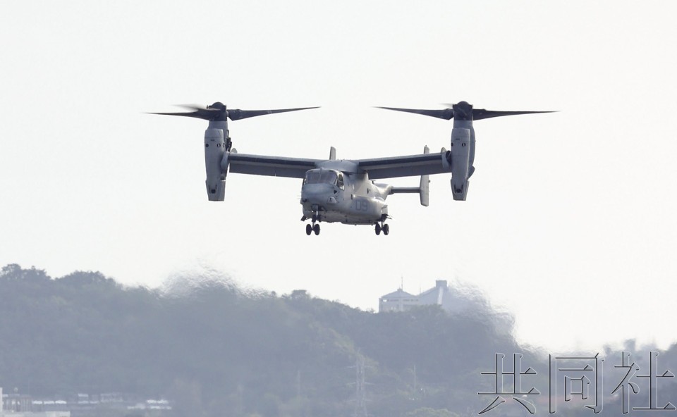 图为在美军普天间机场着陆的美海军陆战队MV-22“鱼鹰”运输机。（图：共同社）