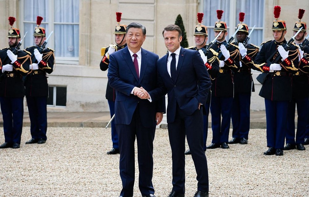 2024年5月6日，法国总统马克龙和中国国家主席习近平在爱丽舍宫庭院里握手合影。（图：AFP）