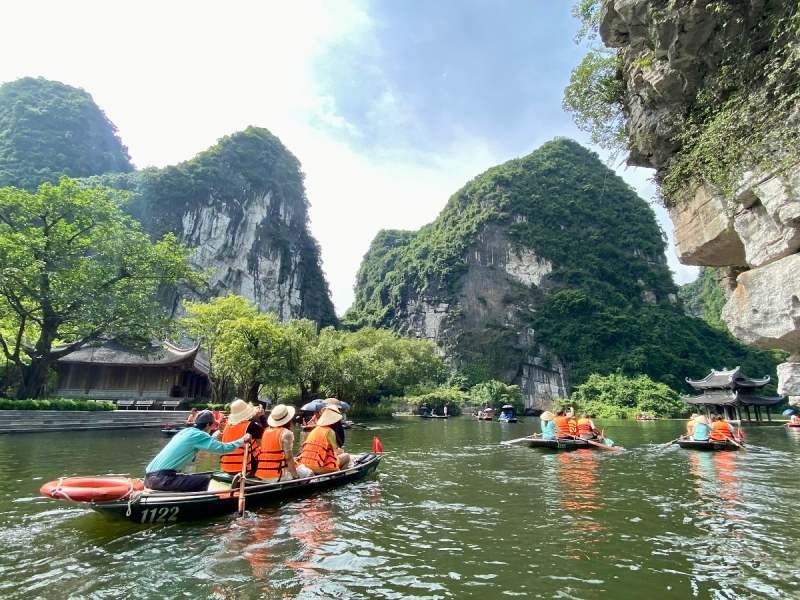 游客乘船参观长安生态旅游区。