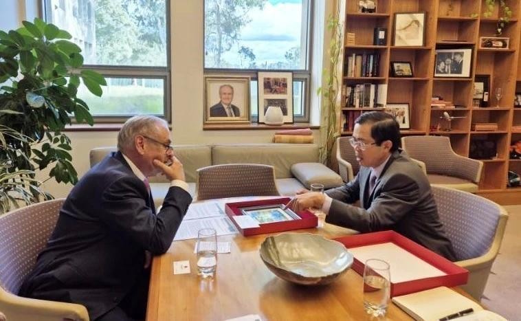 越南驻澳大利亚大使范雄心与澳大利亚贸易与旅游部部长、参议员唐·法瑞尔交谈。（图：越通社）