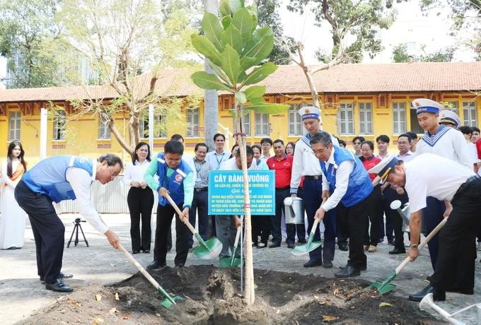 12号工作团在阮氏明开高中学校园种植玉蕊树。（图：小新）