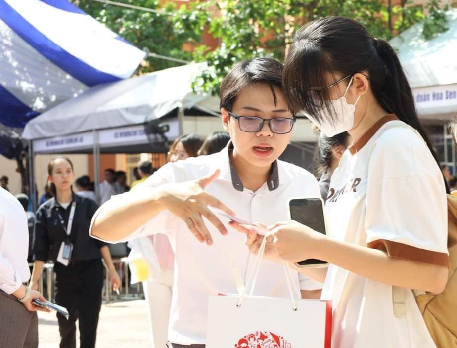 当天吸引上千人次大学生前往参加应聘。