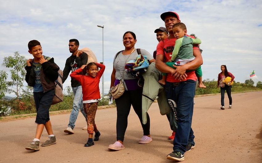 一个家庭徒步穿越委内瑞拉边境后抵达巴西。（图：国际移民组织）