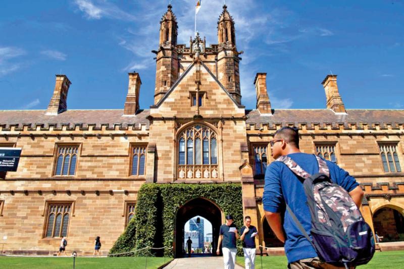 澳洲再次上调学生签证最低存款要求。图为学生进入悉尼大学。（图：互联网）