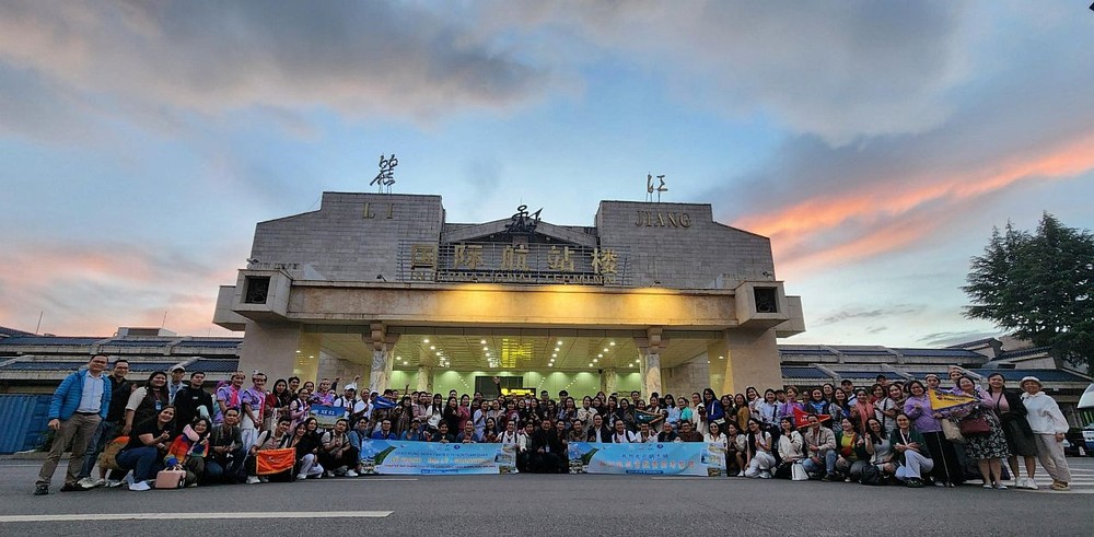 丽江考察团在丽江国际航站楼合影。