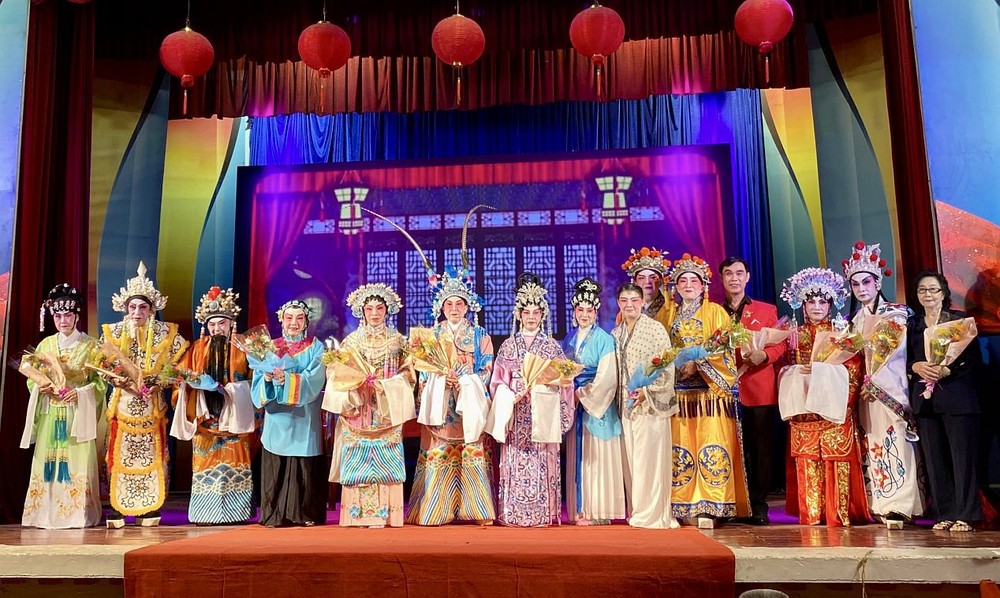 友谊歌剧社与欣福粤剧团演员合照。