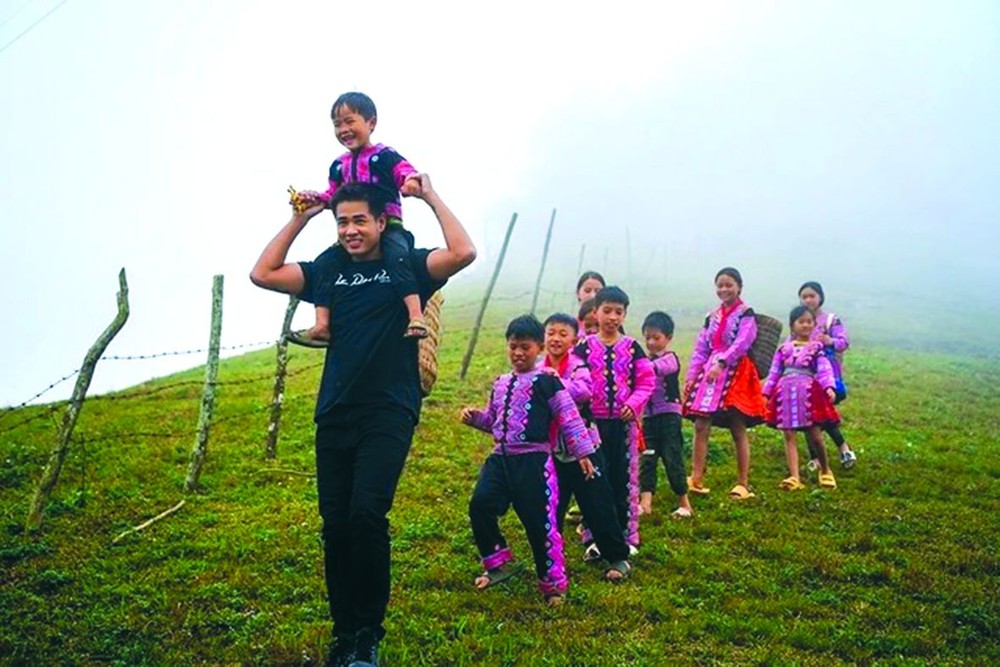 音乐短片《越南一圈》中歌手凯登与高原地区儿童。