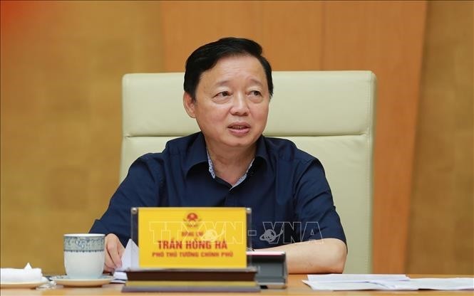 政府副总理陈红河主持会议并发表指导意见。