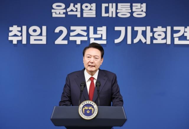 5月9日，韩国总统尹锡悦在首尔的总统府召开记者会。（图：韩联社）