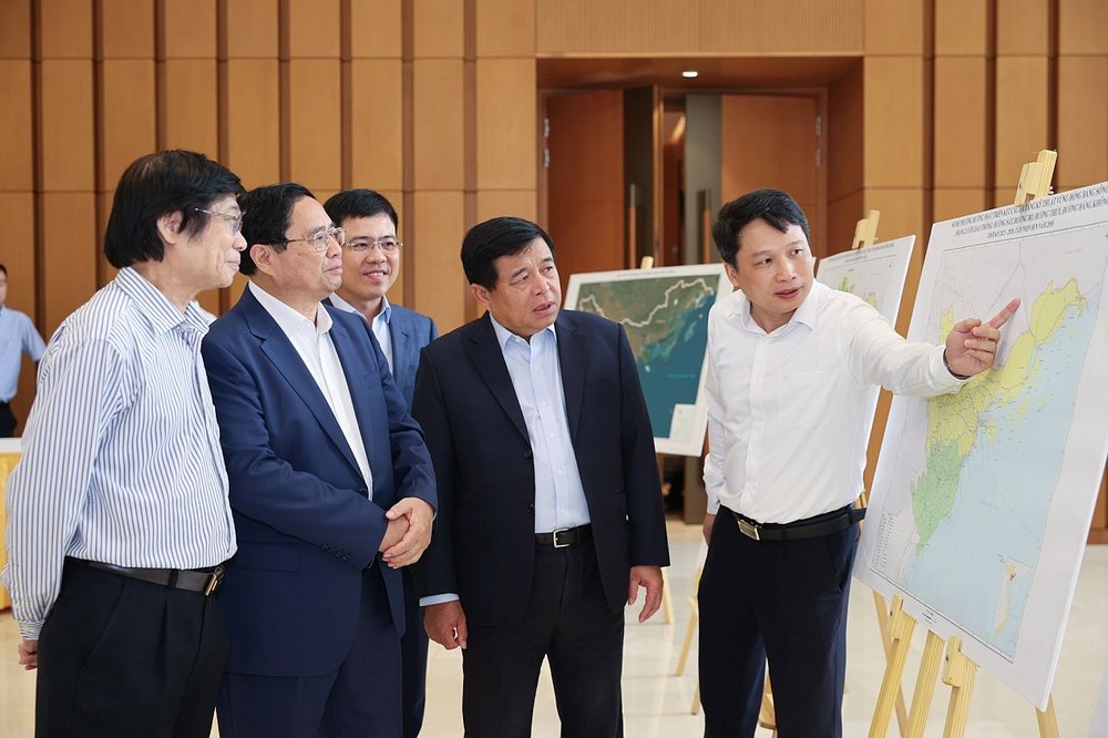 政府总理范明政与各代表观看红河平原规划图。（图：曰钟）