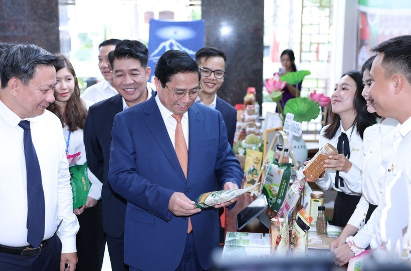 政府总理范明政参观西宁省产品展位。