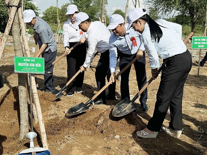 “世代铭记胡伯伯功恩植树节”发起