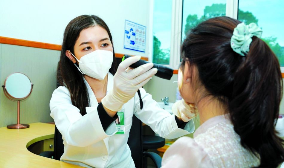 市医药大学皮肤－皮肤美容科二级专科医生黎薇英正在为过敏性皮肤病患者进行检查。