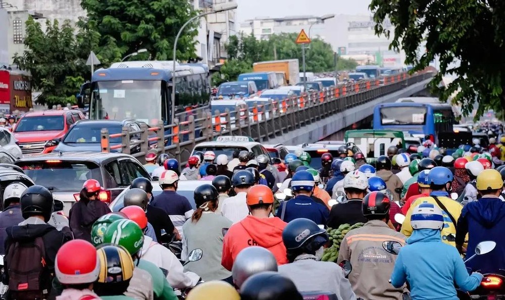 新平郡共和街与黄花探街的交通枢纽钢铁高架桥路段经常发生交通拥堵。（图：芳儿）