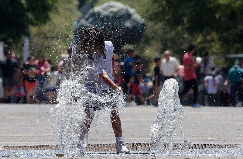 5月23日，一名女孩在墨西哥瓜达拉哈拉玩水。（图：新华社/AFP）