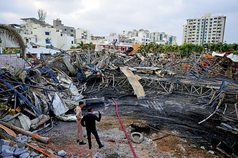 印度一个游乐园25日发生火灾，造成严重伤亡。（图：AP）