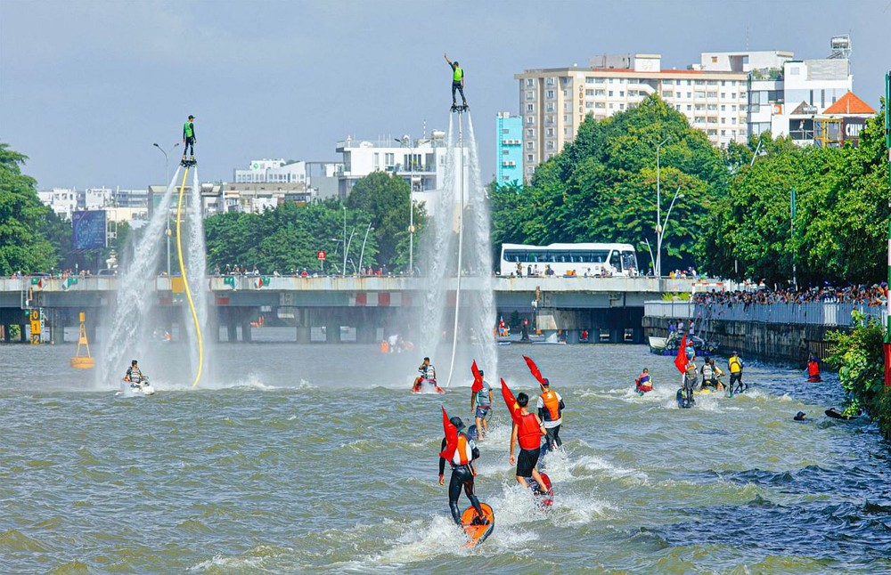 饶禄-氏艺涌上举办的水上运动活动吸引众多游客前来观看。（示意图：越通社）