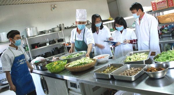 食品卫生安全小组对大勒市一家餐馆厨房烹制的食品进行检查。（示意图：安然）