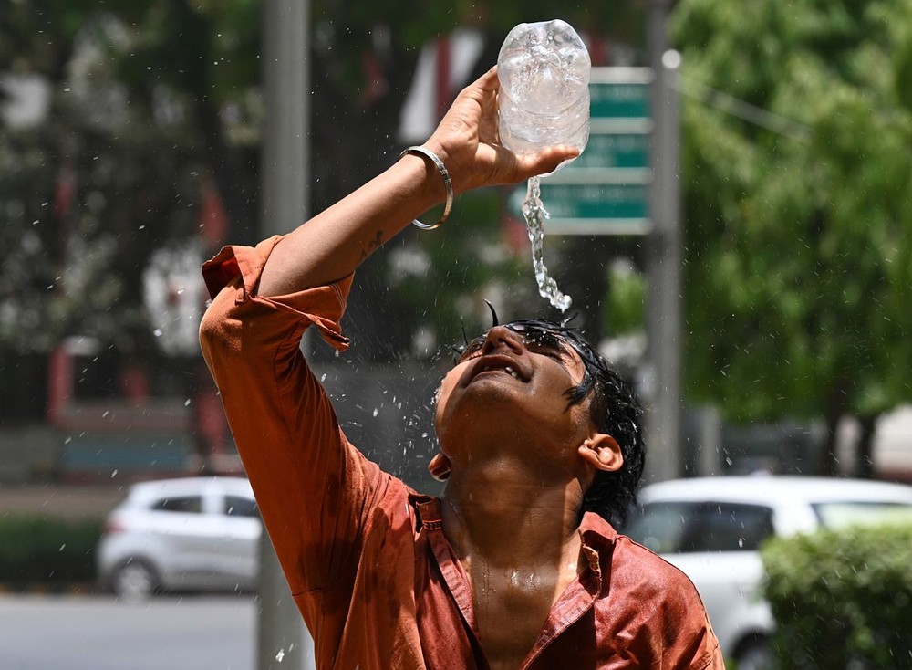 印度一名男子冲水消暑。（图：Getty Images）