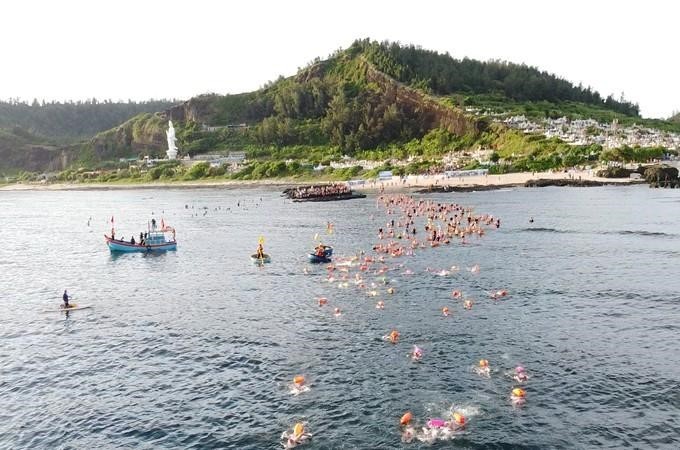 逾600名运动员参加跨李山岛游泳比赛