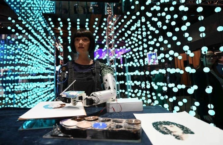 2024年5月30日，在瑞士日内瓦举行的2024年“人工智能造福人类全球峰会” 上，绘画艺术家机器人Ai-Da在画画。（图：新华社）