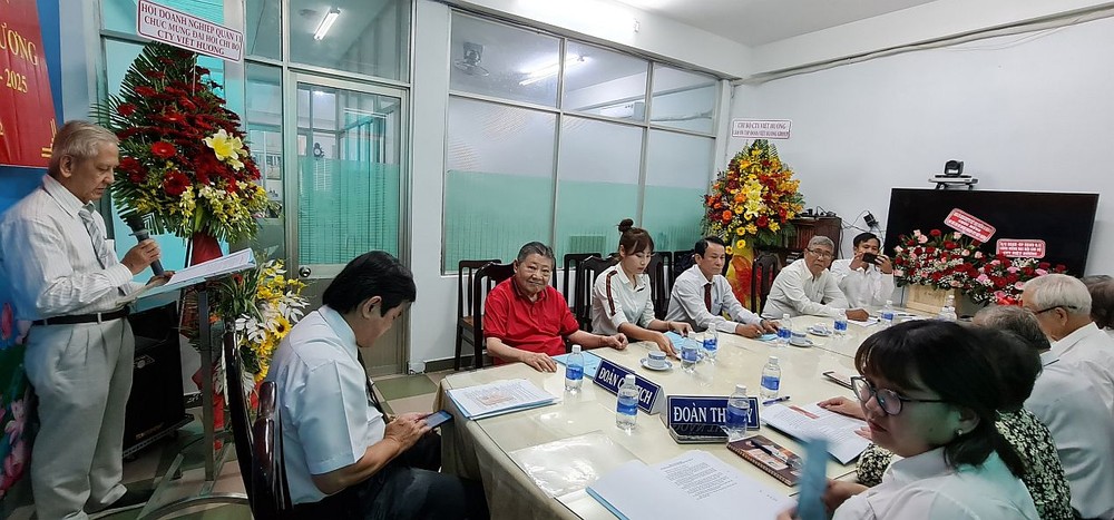 杭慰瑶董事长参与越香集团党支部的会议。