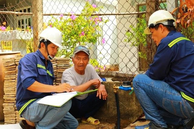 2024年5月27日，芹耶供水企业工作人员在三村协乡一家居民户安装了家用清洁供水表。（图：SAWACO）