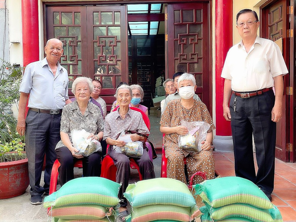 二府会馆副理事长谢忠成（前排右一）理事王奕谋（左一）向高龄乡亲赠送端午节礼物。
