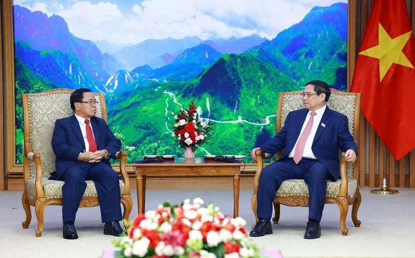 政府总理范明政与老挝中央检查委员会主任、国家监察总署长坎潘‧蓬马塔交谈。（图：越通社）