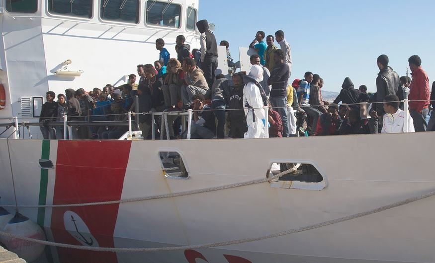 试图穿越地中海的东非移民在西西里被意大利海军营救。（图：联合国）
