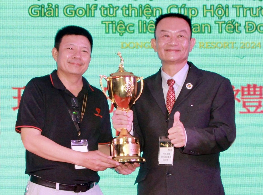 现任同奈省台商会长田坤长（左）向总杆冠军陶文越颁奖。