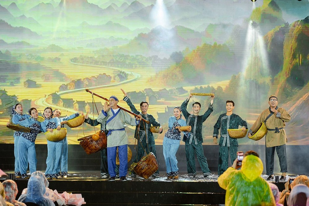 瑞琪、四眼章与舞蹈团表演欢庆端午节的《烧肉粽》节目。