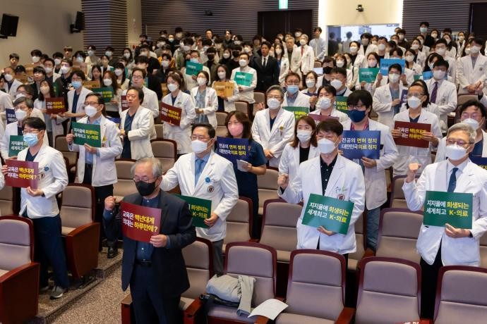 韩国政府医改方案遭大韩医生协会普遍反对。（图：EPA）