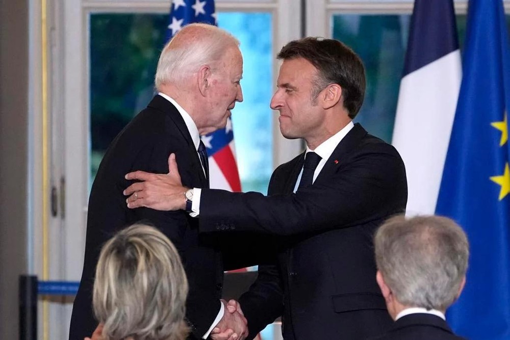 当地时间2024年6月7日，法国总统马克龙在巴黎会见美国总统拜登。（图：AP）
