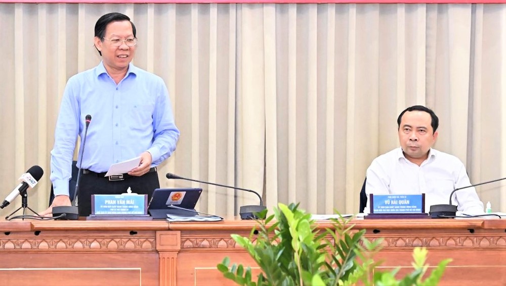 市人委会主席潘文迈（左）主持会议。（图：越勇）