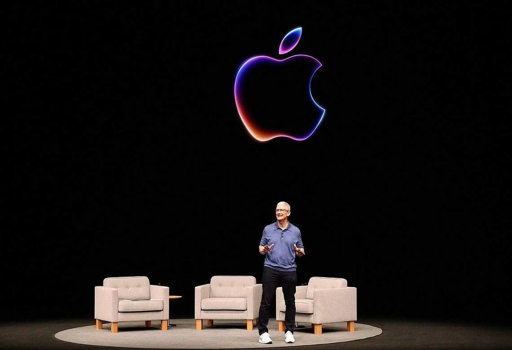 苹果首席执行官库克说，“苹果智能”将改变用户和苹果产品之间的互动。“我们独特的方法将生成式AI与用户个人环境相结合，提供真正有用的智能产品。”（图：AFP）