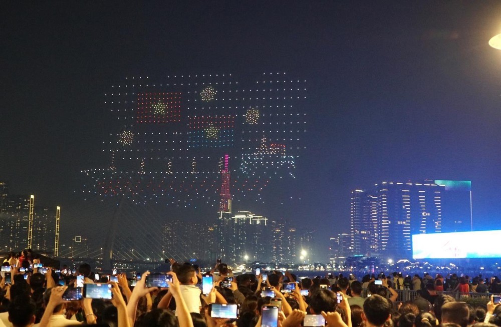 在第二次胡志明市河流盛会的开幕式中，1,100 架无人机打造了一场独特的空中艺术灯光秀。（图：清真）