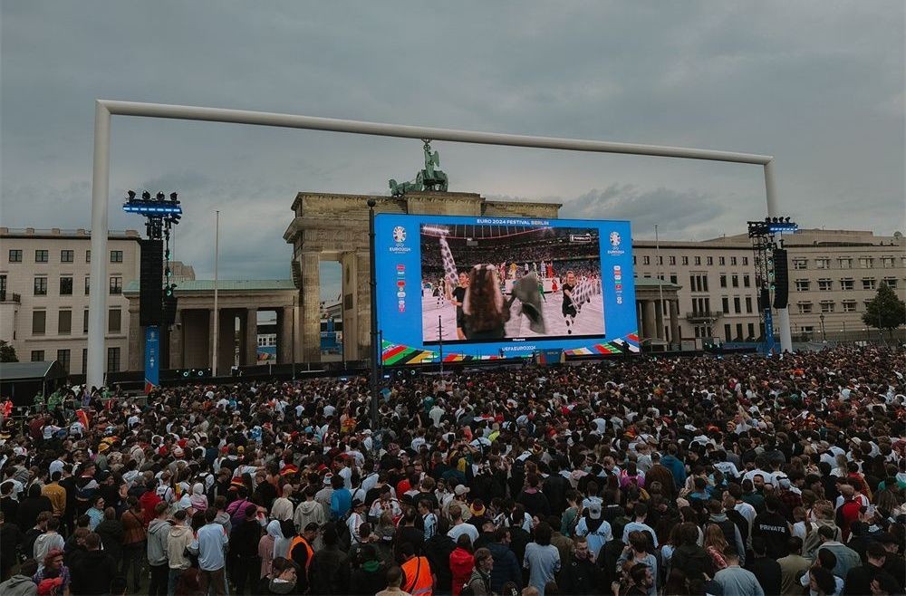 14日，球迷们聚集在勃兰登堡门前观看比赛。（图片：柏林市长“X”账号）