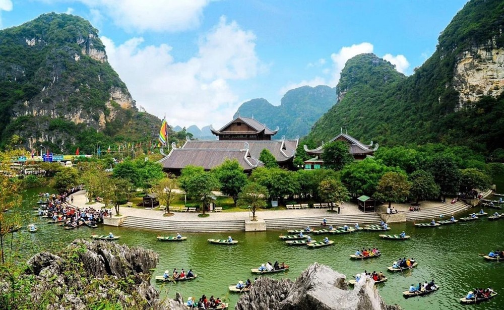 宁平省长安遗迹是国内外游客喜欢的目的地。