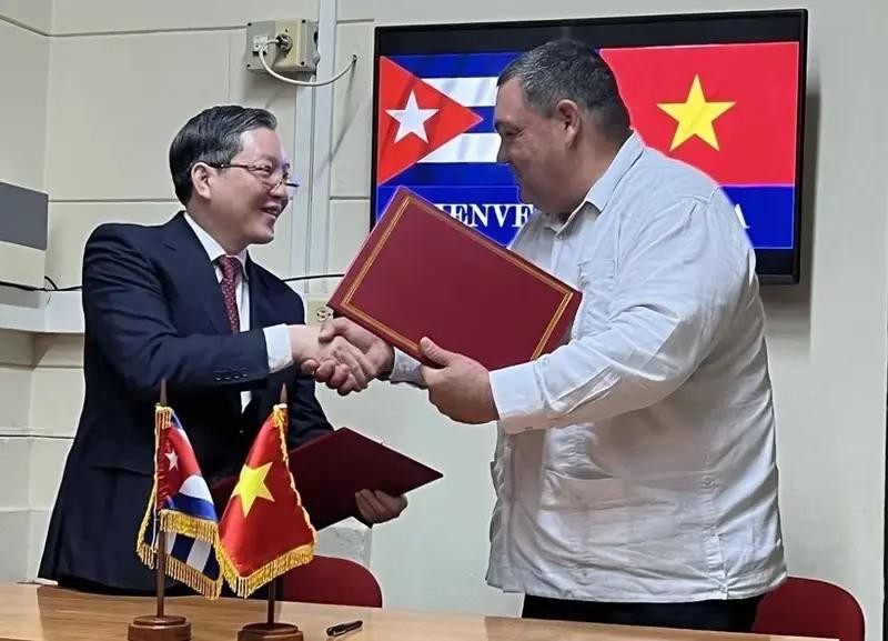越南农民协会与古巴小农协会签署2025-2030年阶段合作谅解备忘录。（图：越通社）