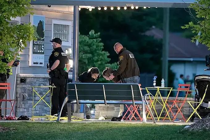 2024年6月15日，密歇根州罗彻斯特山布鲁克兰兹广场嬉水乐园发生枪击事件，奥克兰郡治安官证据技术人员在现场记录。（图：互联网）