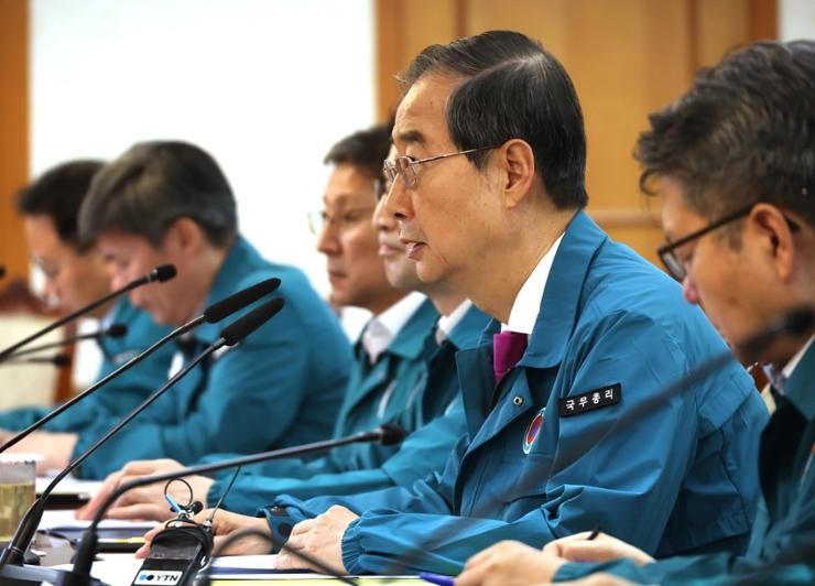 6月16日，在政府首尔办公楼，国务总理韩悳洙（右二）在中央灾难安全对策本部会议上发言。（图：韩联社）