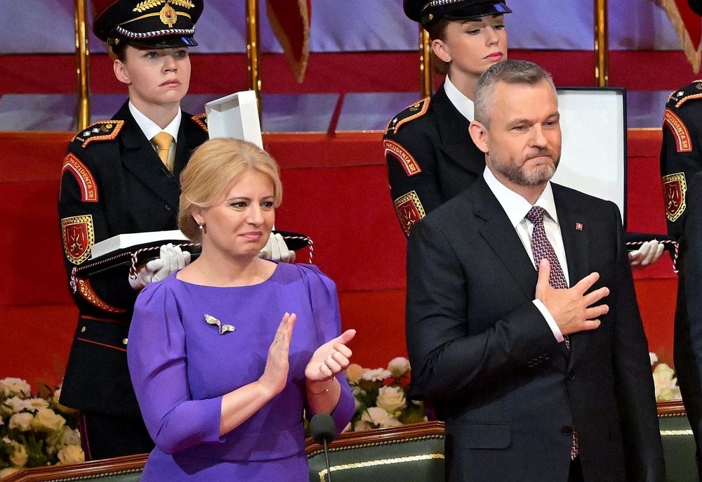 斯洛伐克前国民议会议长佩列格里尼（前右）当地时间 15日在首都布拉迪斯拉发宣誓就任斯洛伐克总统，任期5年。（图：AFP）