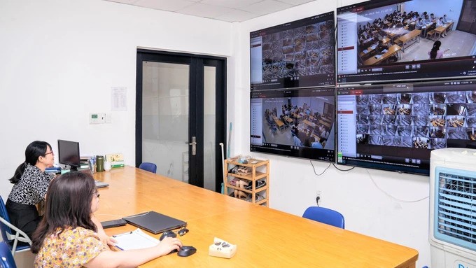 市工商大学的清查干部在考试时通过摄像头屏幕进行监察。