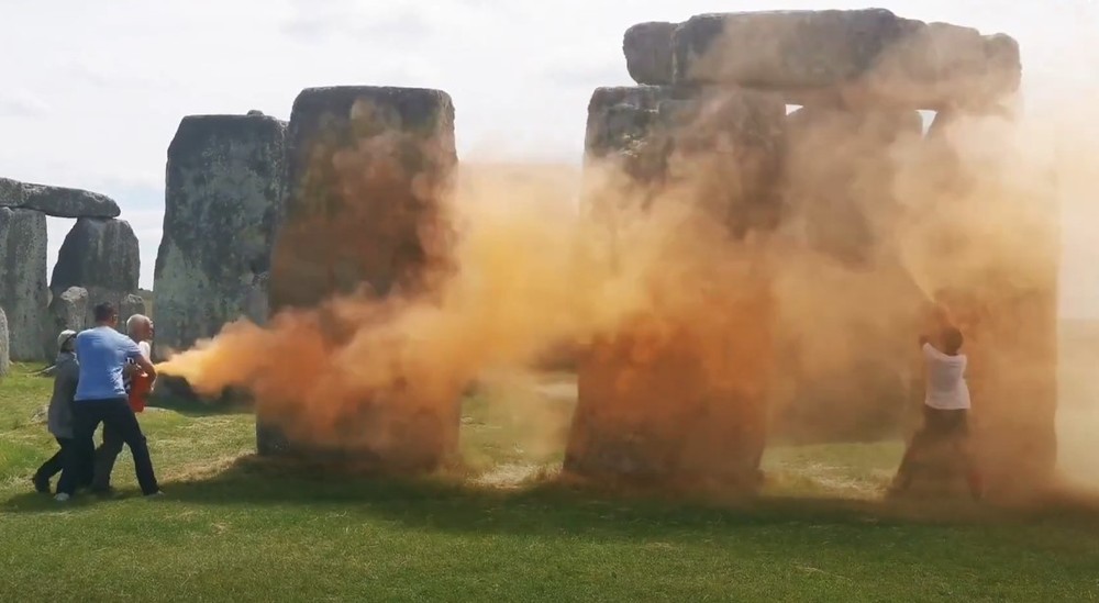 英巨石阵遭环保抗议者喷漆