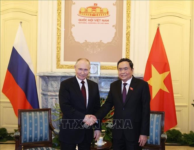 越南国会主席陈清敏（右）会见俄罗斯总统普京。（图：越通社）
