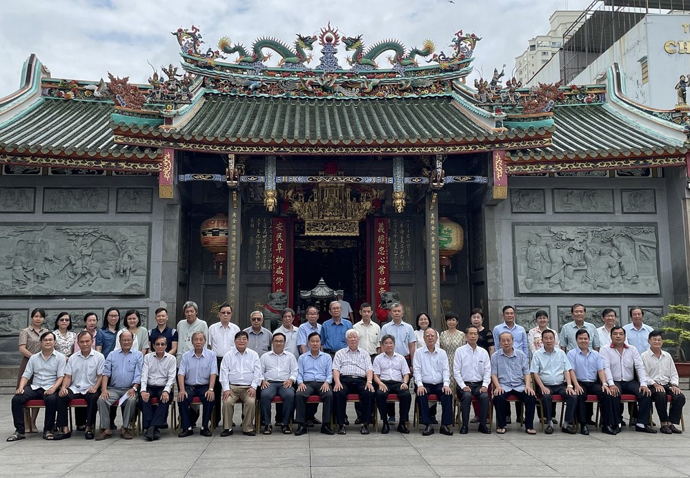 各华人会馆理事会代表与地方领导在定期会议上合照留念。