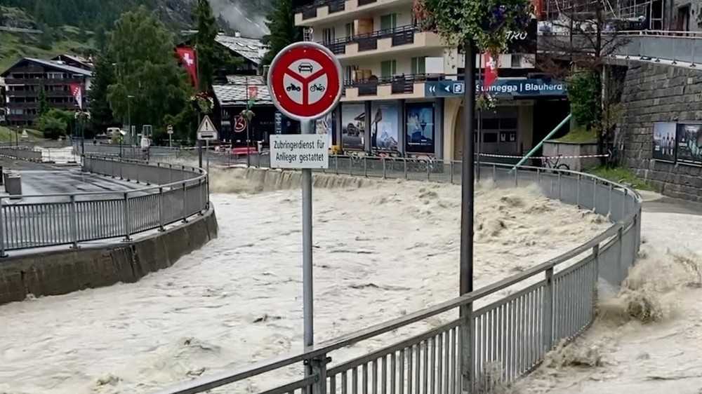 瑞士6月21日受暴雨影响，阿尔卑斯山马特洪峰（Matterhorn）山脚的小镇策马特（Zermatt）河水暴涨。 （图：路透社）