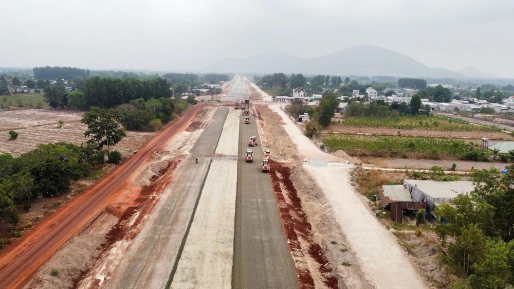 施工中的边和-头顿高速公路。（图：越通社）